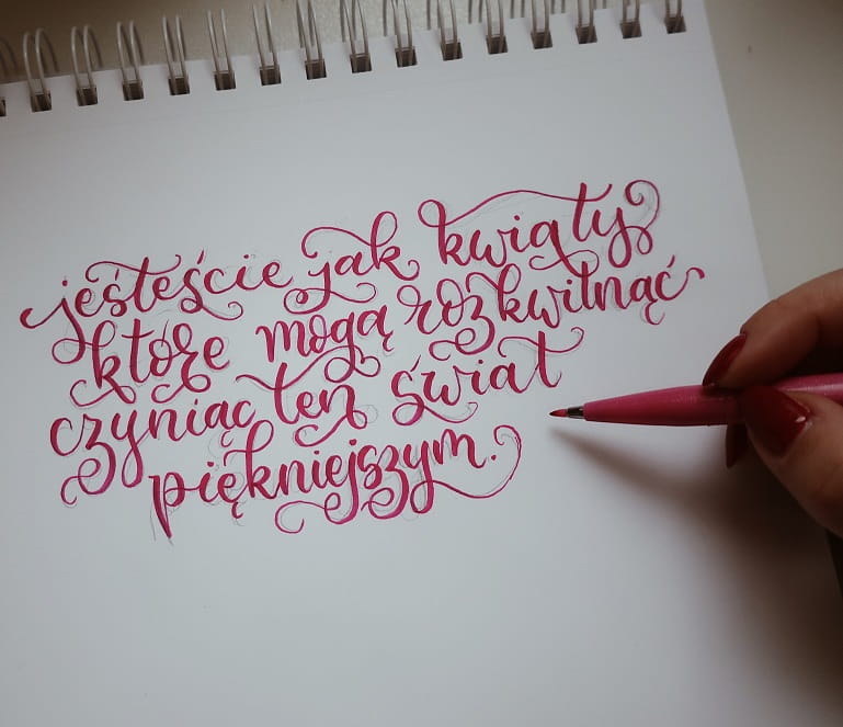 You are currently viewing Flourish Lettering – co to jest? Jak się go nauczyć?